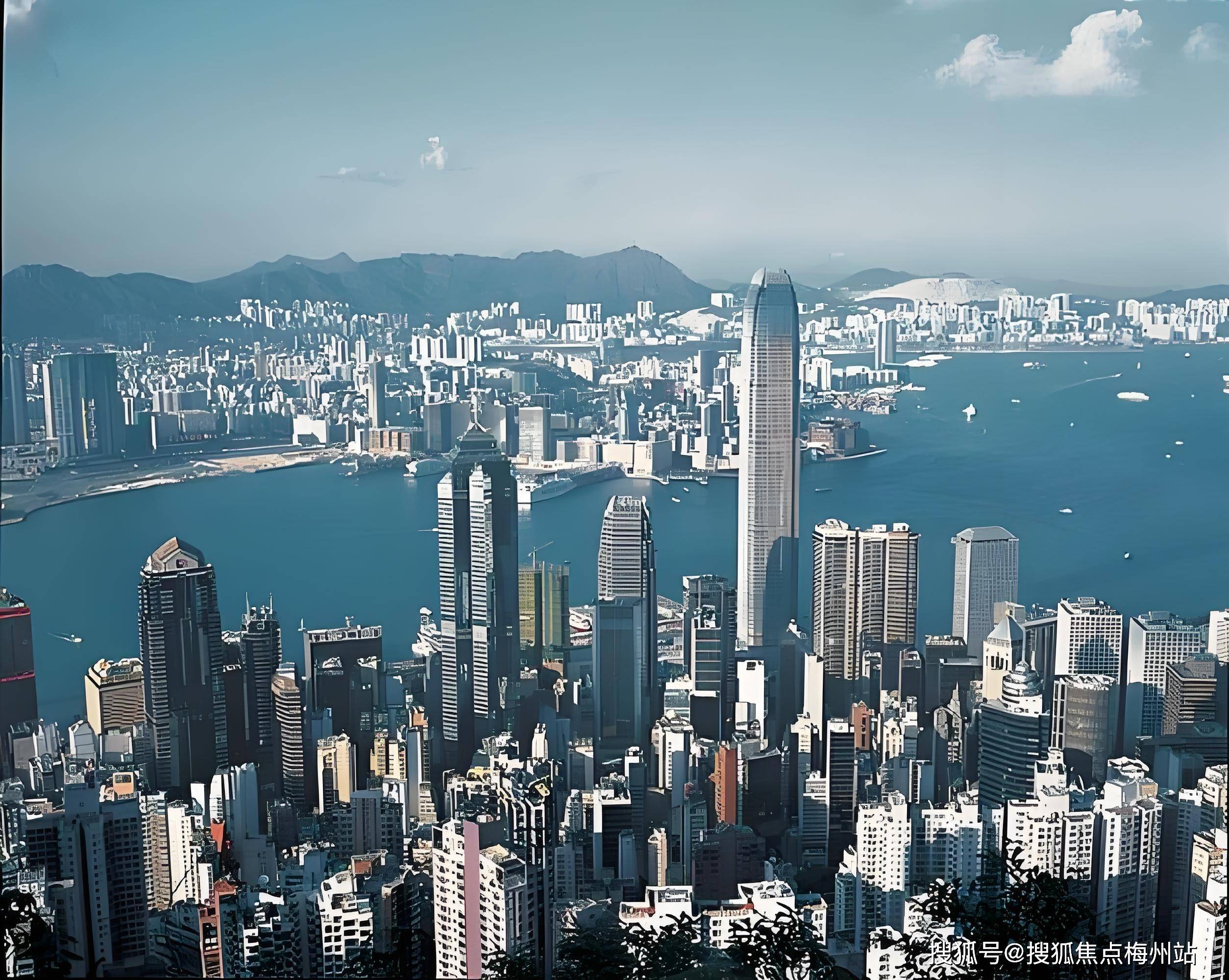 香港可分为香港岛,九龙,新界东,新界西四部分,详细一点则可以分为18