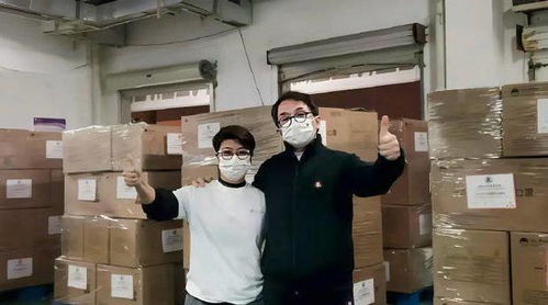62岁知名港星,在路边花2元剪老人发,头发乌黑与同龄人差别大
