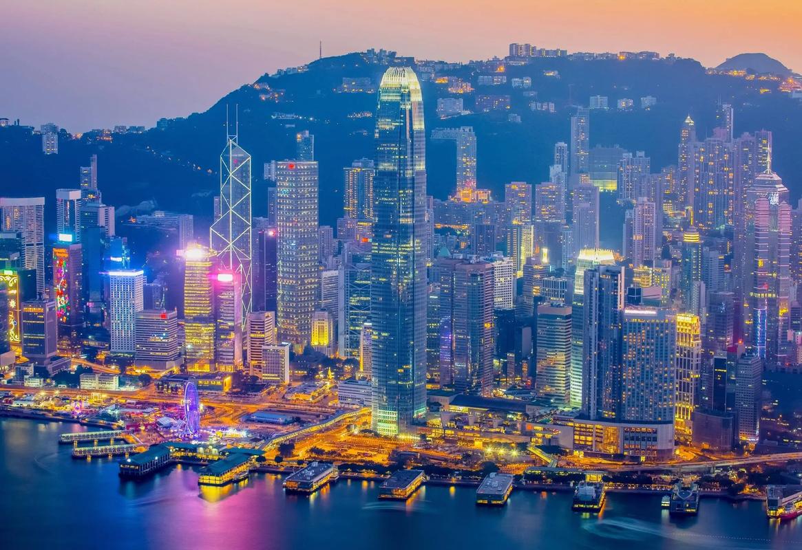 香港是中国领土,内地人去香港旅游,促进了香港的经济繁荣,大家都属华